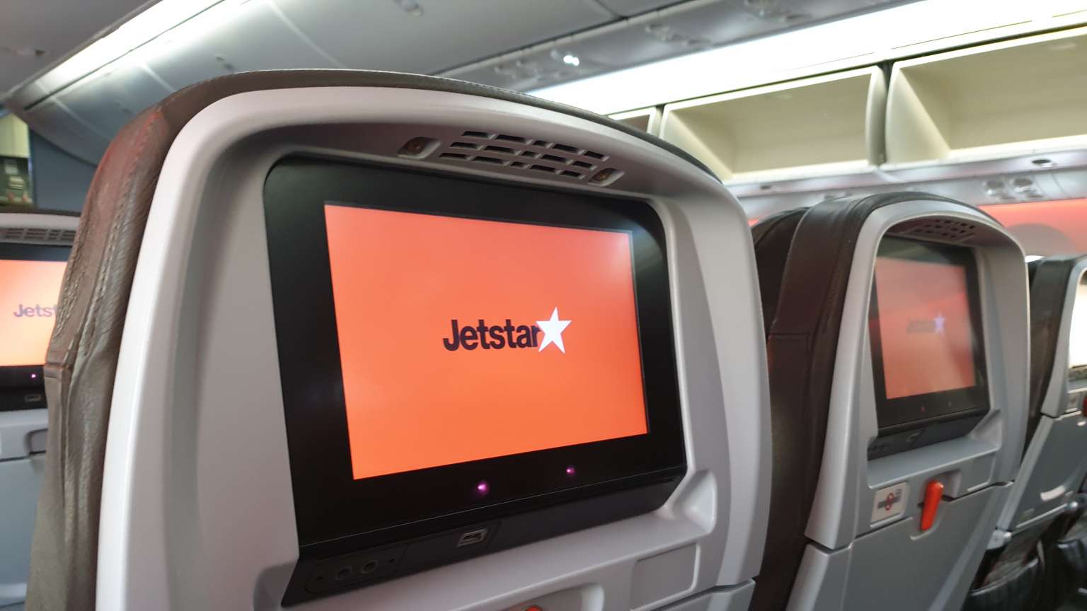 Can I use the Qantas lounge when I'm flying Jetstar?