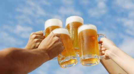 Lonely schooners: 1 in 3 Aussies have stopped shouting rounds at the pub